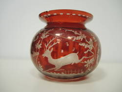rot lasierte bauchige Vase mit floralem Muster und Tierdarstellungen