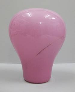 Rosafarbener Perückenkopf aus Glas;
