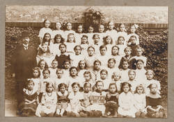 Gruppenbildnis einer Mädchenklasse der 207.Gemeindeschule, 7.Klasse (2.Schuljahr);