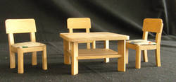 Puppenstubenmöbel 4-teilig (1 Tisch, 3 Stühle)