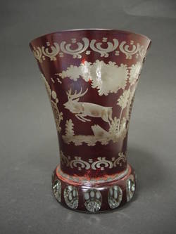 rot lasierte Vase mit floralem Muster und Tierdarstellungen