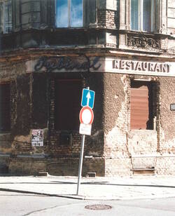 Geschlossene Eckkneipe/Restaurant "Jubinal", Auguststraße Ecke Tucholskystraße im Ortsteil Mitte