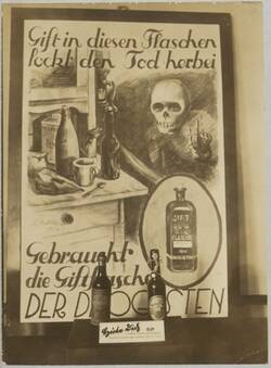 "Gift in diesen Flaschen lockt den Tod herbei". Schautafel aus der Ausstellung "Erste Hilfe und Lebensrettung"