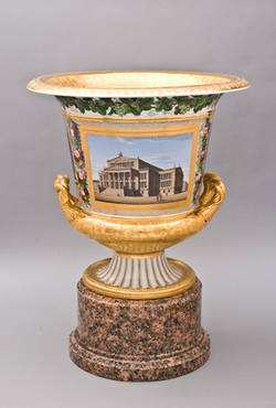 Etruskische Vase mit Granitsockel und Vedutenmalerei, Königl. Schauspielhaus und Opernhaus
