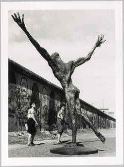 "Skulptur 'Der Flug' von Rainer Fetting Photoaktion am 19./20. Juli 1989 an der Mauer Zeit: 19.45Uhr"