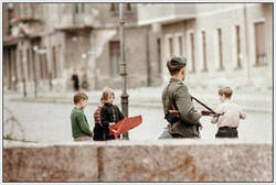 Mauerbau in Berlin/Sicherung der Grenze/Ein Soldat und spielende Kinder