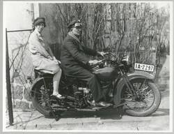 Mann und Frau, auf Motorrad sitzend