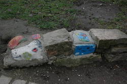 Aktion "Was Steine uns erzählen können". Bunte Steine am Rand des Wuhle-Wanderweges zwischen Kienberg und Ahrensfelde