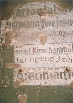 Fassade mit alter Werbebeschriftung "Kartinfabrikation Hermann J...  Daniel Kirschbaum ... Damenmäntel"