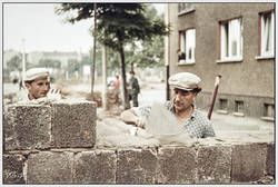 Mauerbau in Berlin/Maurer setzen Steinreihen übereinander