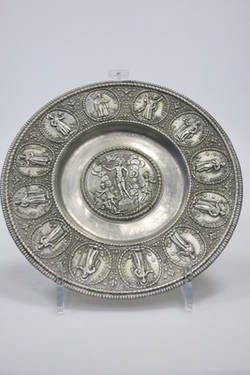 Zinn-Teller mit Auferstehungsszene, auf dem Rand die 12 Apostel in Medaillons;