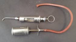 Zwei zahnmedizinische Instrumente;