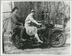 Frau und Mann, auf Motorrad sitzend