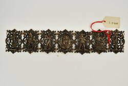 Armband, aus durchbrochenen, viereckigen Gliedern mit ägyptischen Motiven  