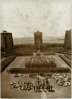 Beisetzungsfeier des Reichspräsidenten Genralfeldmarschall Paul von Hindenburg in Tannenberg am 7.8.34.
