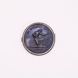 Medaille mit Fassung u. Anstecknadel (Brosche) "In Eiserner Zeit / 1916"