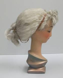 Frauenbüste mit blondem aufgesteckten Haar