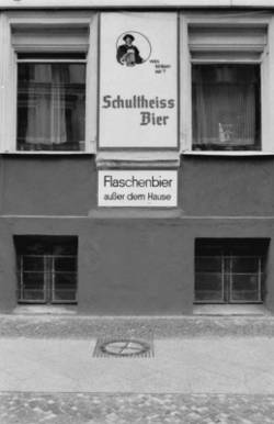 o.T. Werbetafel für Schultheiss-Bier an einer Kneipe/Lokal/Restaurant mit Schild 