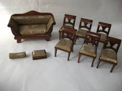 Puppenmöbel: 6 Stühle, Sofa, Kommode, Schrank
