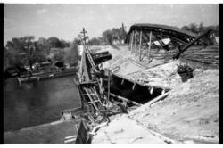 zerstörte Frey-Brücke über die Havel mit Straßenbahngleisen im Zuge der Heerstraße