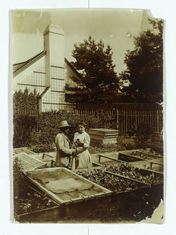 Cornelie Richter im Garten ihres Hauses in Wannsee mit Gärtner Johannes Lesesczinski