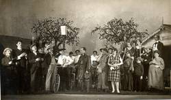 Ensembleszene aus Der Flieger von Hans Brennert am Rose Theater
