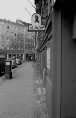 o.T. Straßenansicht mit Werbung für die Kneipe/Restaurant/Lokal 