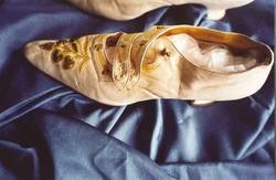 Damenpumps mit goldfarbenen Pailletten und gelber Seide bestickte Ziegenlederschuhe
