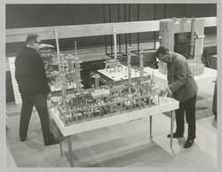 Viele Neuigkeiten [...] erwarten den Besucher ... Industriemodell bei der Industrieausstellung Berlin 1968