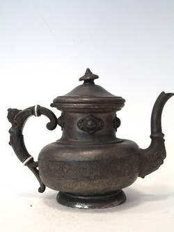 Zinn-Teekanne mit Renaissance-Ornamentik und geflügelter weiblicher Halbfigur am Henkel 