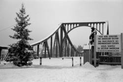 Glienicker Brücke im Winter bei Schnee aus Sicht des Amerikanischen Sektors