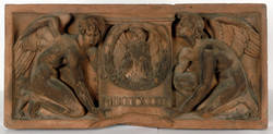 Zwei geflügelte kniende Genien mit Adler im Lorbeerkranz, Brüstungsplatte von der Berliner Bauakademie ;