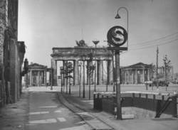 Brandenburger Tor und S-Bahnhof Unter den Linden nach dem Krieg
