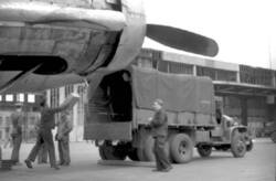 Luftbrücke. Entladung eines Transportflugzeugs auf dem Flughafen Tempelhof