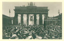 "Einzug der Garde durch das Brandenburger Tor in Berlin"; Blick auf das Brandenburger Tor, zwischen dessen Säulen: "Friede und Freiheit"