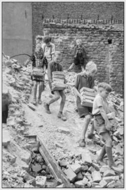 Nachkriegsalltag/Kinder tragen Steine aus einem Trümmerberg zusammen