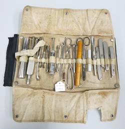 Aufklappbare Tasche mit medizinischen Instrumenten;