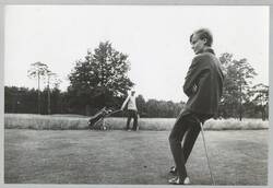 o.T., Frau und Mann auf einem Golfplatz