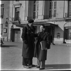 Wolf Kaiser und John Heartfield vor dem Deutschen Theater