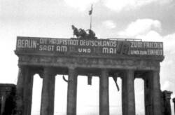 Brandenburger Tor mit Wahlaufruf für den Dritten Deutschen Volkskongress