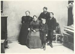 Gruppenbildnis Margarete, Hulda, Walter, Heinrich und Hans Zille im Atelier von August Gaul, vermutlich Siegmundshof 11