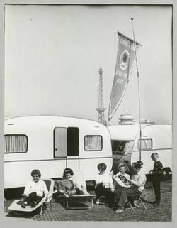 o.T., "Camping-Freunde Weser-Ems ADAC" vor ihren Wohnwagen, nahe des Funkturms