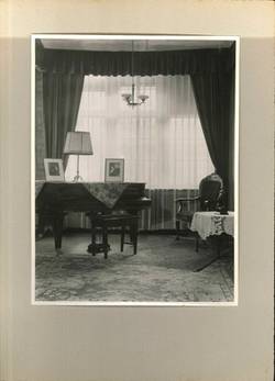 Teil-Nachlass Gerda Marhold - Positive - Stillleben: Ein Wohnzimmer mit Klavier;