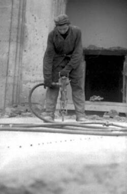 Ein Arbeiter mit Presslufthammer, wohl bei der Vorbereitung der Sprengung der Reichskanzlei