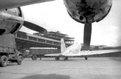 Luftbrücke. Transportflugzeug der US Air Force auf dem Rollfeld des Flughafens Tempelhof