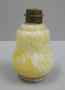 Puderflasche in gelb-weiß;