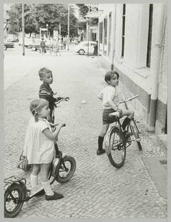 o.T., Kinder mit Tretrollern und Fahrrad