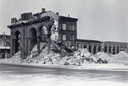 Abriß Ruine Görlitzer Bahnhof, Frontseite, Rest des Eingangs mit Blick Richtung Güterbahnhof