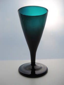 Weinglas - trichterförmig, grün/blau