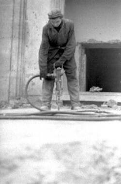 Ein Arbeiter mit Presslufthammer, wohl bei der Vorbereitung der Sprengung der Reichskanzlei